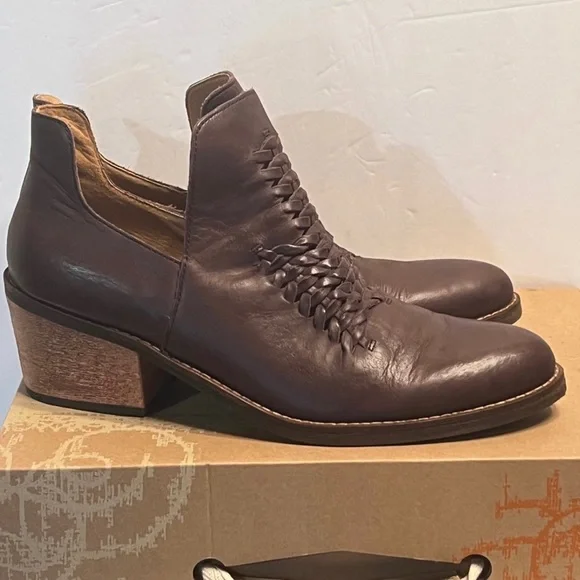 Women Leather  Latigo  Ankle Boots size 9.5 - Picture 4 of 16